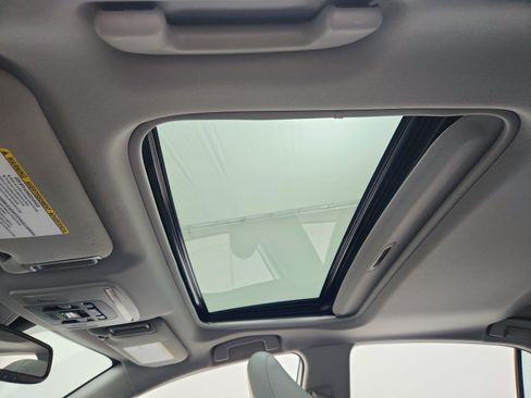 Used 2020 Toyota Camry SE w/ Sunroof Package image 32