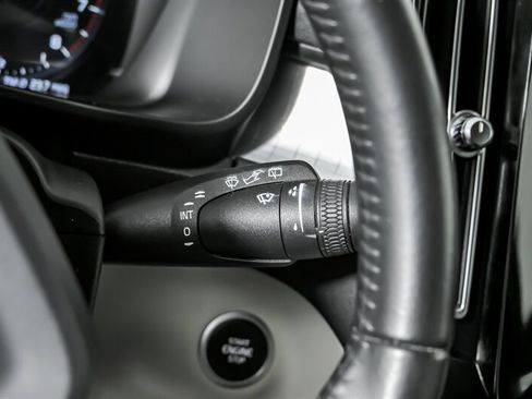 Used 2019 Volvo XC40 T4 Momentum image 28