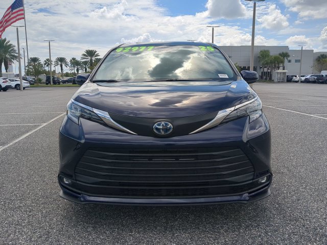 Certified 2025 Toyota Sienna XLE FWD image 9