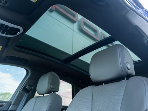 Certified 2023 Porsche Macan AWD/4WD image 33