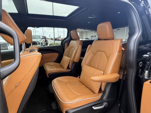 Used 2023 Chrysler Pacifica Pinnacle FWD image 7