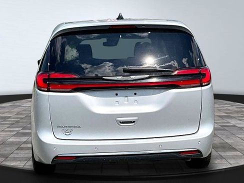 Used 2024 Chrysler Pacifica Touring-L FWD image 4
