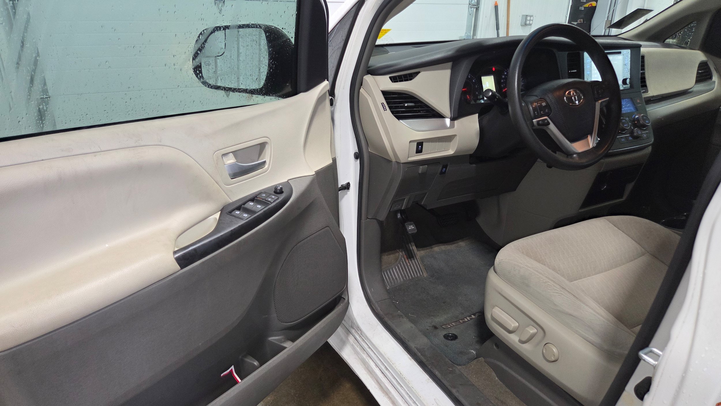 Used 2017 Toyota Sienna LE FWD image 4