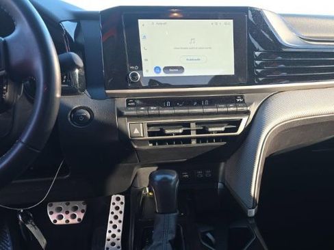 Used 2025 Toyota Camry SE image 7