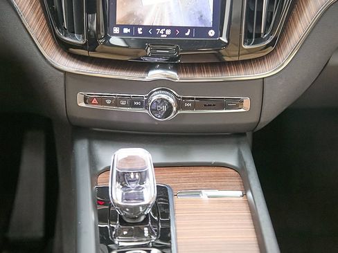 Certified 2025 Volvo XC60 T8 Ultra w/ Protection Package Premier image 33