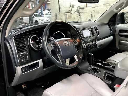 Used 2018 Toyota Sequoia Limited w/ Safety & Convenience Package AWD/4WD image 17