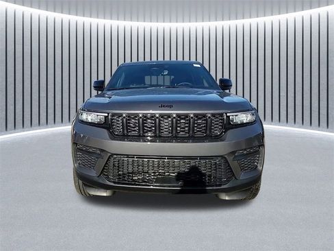 New 2025 Jeep Grand Cherokee Altitude image 8