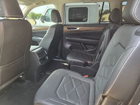 Used 2024 Volkswagen Atlas SE FWD image 11