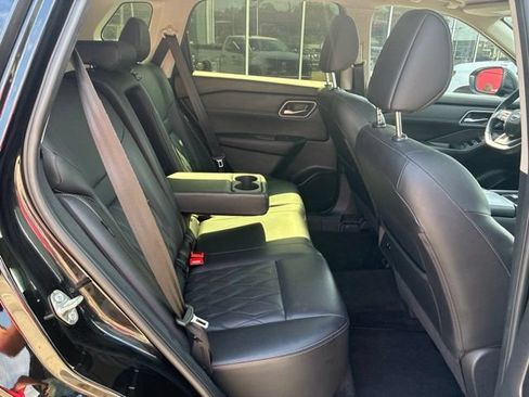 Used 2025 Nissan Rogue Platinum FWD image 9