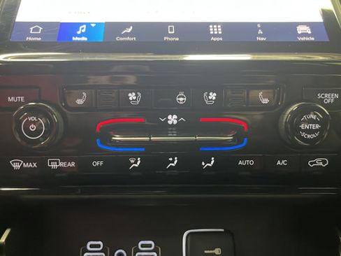 Used 2024 Jeep Grand Cherokee Limited w/ Luxury Tech Group II AWD/4WD image 18