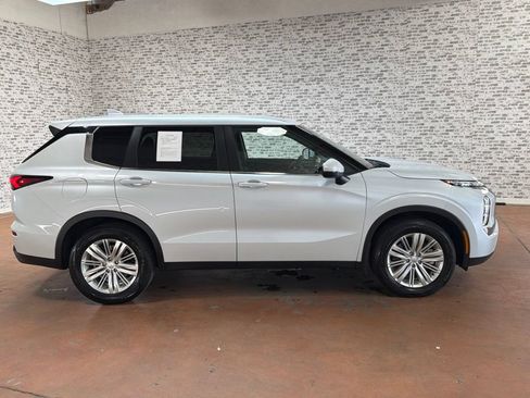 Used 2023 Mitsubishi Outlander ES FWD image 8