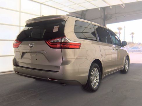 Used 2017 Toyota Sienna XLE w/ XLE Navigation Package FWD image 4