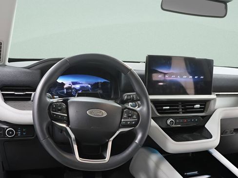 Used 2025 Ford Explorer Platinum w/ LUX Leather Package AWD/4WD image 9
