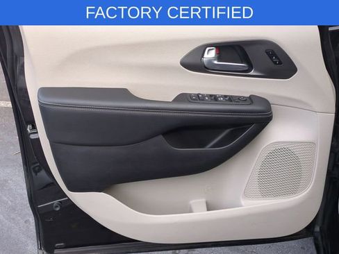 Certified 2024 Chrysler Pacifica Touring-L image 24