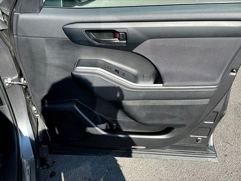 Used 2024 Toyota Highlander LE image 24