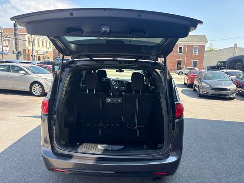 Used 2020 Chrysler Pacifica Touring w/ S Appearance Package FWD image 15