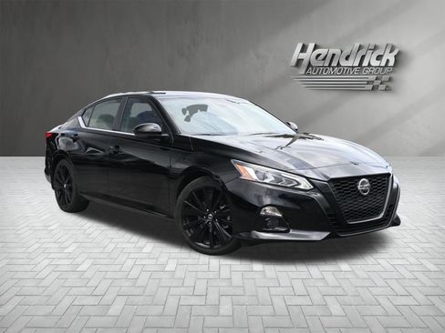 Used 2022 Nissan Altima 2.5 SR w/ Midnight Edition Package FWD image 2