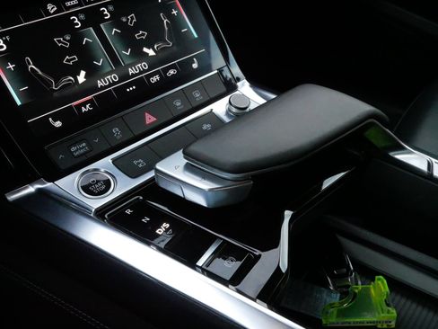 Used 2022 Audi e-tron Premium w/ Convenience Plus Package image 24