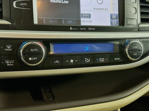 Used 2019 Toyota Highlander XLE image 24