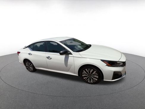 Used 2025 Nissan Altima 2.5 SV FWD image 2