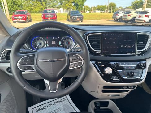 Used 2023 Chrysler Pacifica Touring-L FWD image 19