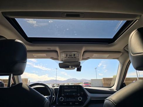 Used 2020 Toyota Highlander XLE image 16