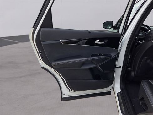 Used 2018 Kia Sorento SX image 28