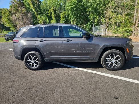 Used 2025 Jeep Grand Cherokee Limited AWD/4WD image 4