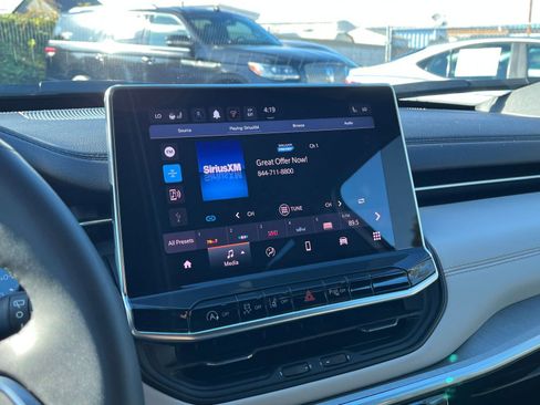 Used 2025 Jeep Compass Limited image 21