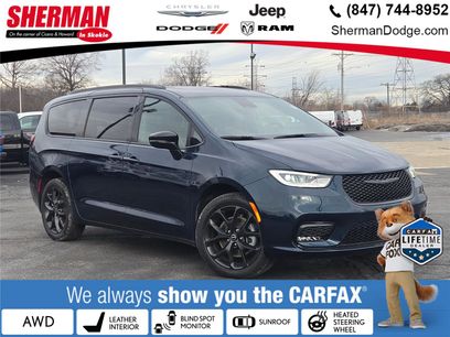 Used 2025 Chrysler Pacifica Limited w/ Uconnect Theater Family Group