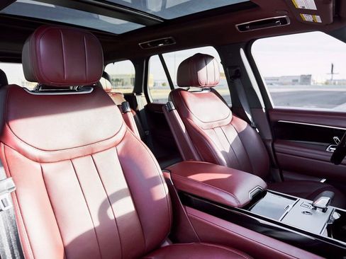 Used 2025 Land Rover Range Rover SE image 40