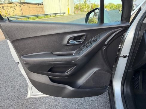 Used 2020 Chevrolet Trax LS AWD/4WD image 23