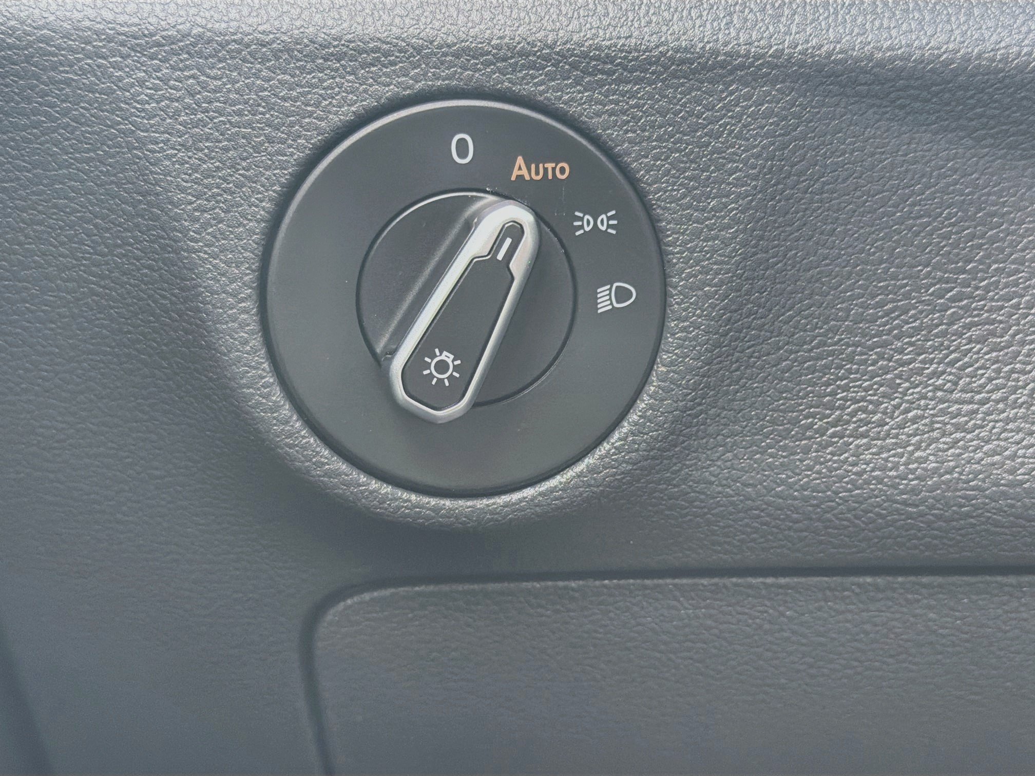 Used 2025 Volkswagen Jetta SE FWD image 17