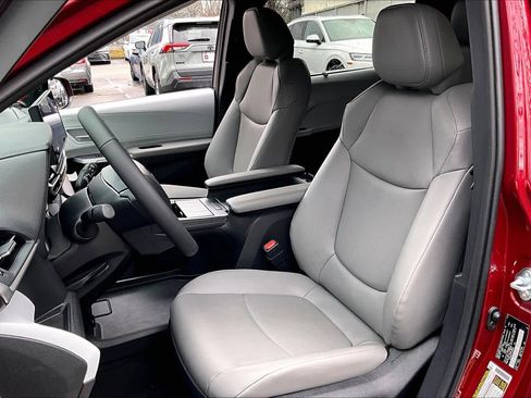 Certified 2026 Toyota Sienna XLE image 8