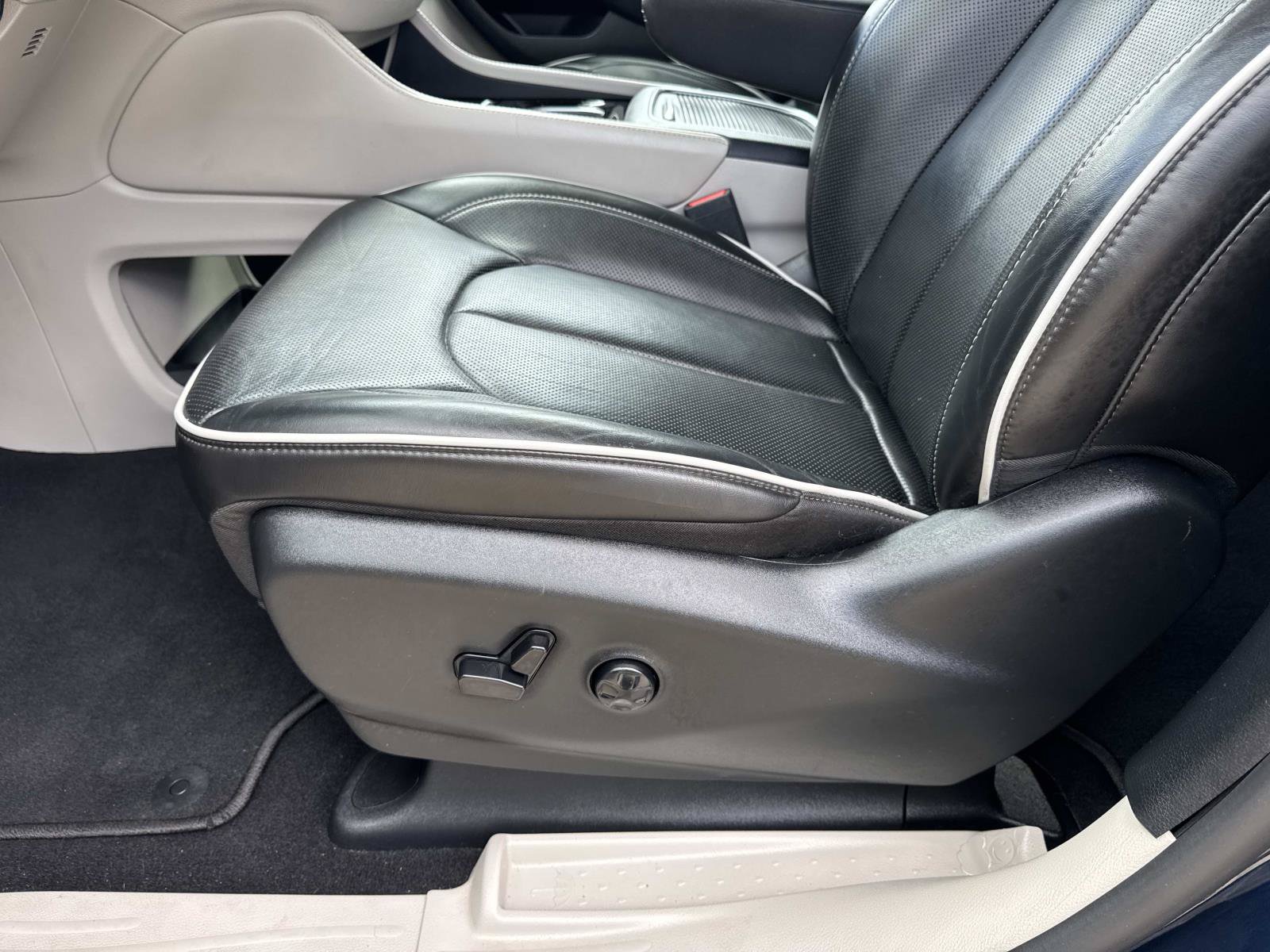 Used 2024 Chrysler Pacifica Limited FWD image 18
