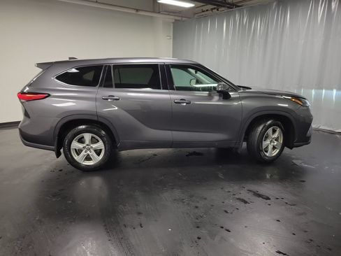 Used 2022 Toyota Highlander LE AWD/4WD image 9