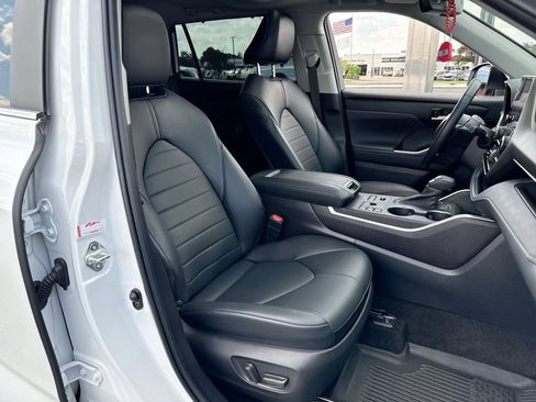 Used 2023 Toyota Highlander XLE AWD/4WD image 26