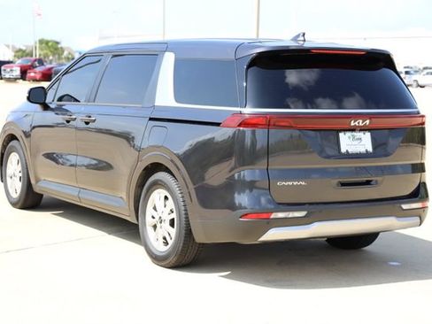 Used 2023 Kia Carnival LX FWD image 6