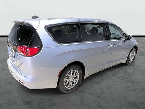 Used 2023 Chrysler Voyager LX FWD image 4