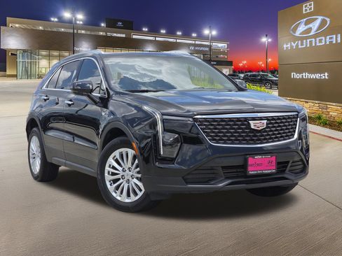 Used 2024 Cadillac XT4 Luxury w/ Cold Weather Package FWD image 3