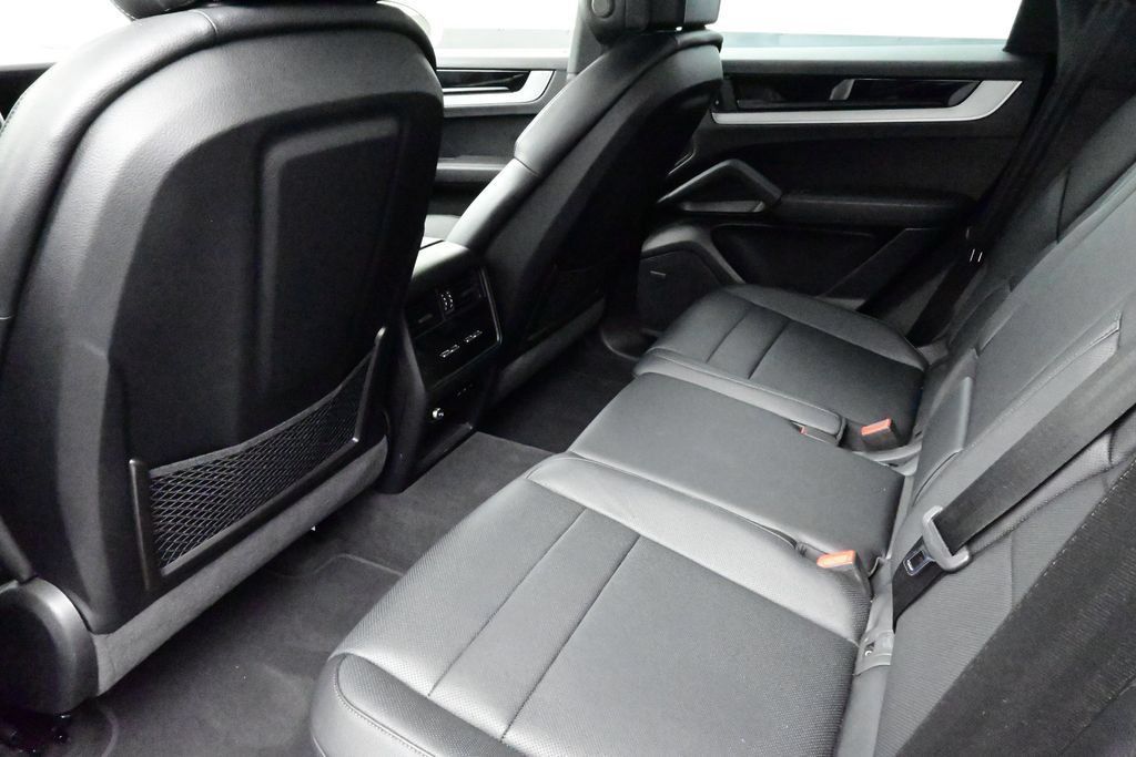 Certified 2025 Porsche Cayenne AWD/4WD image 13