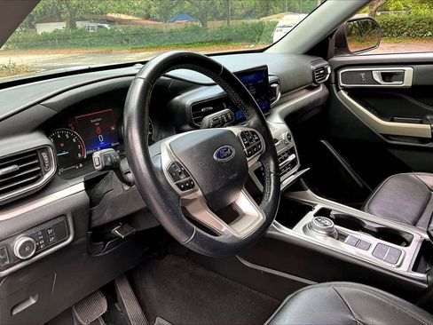 Used 2020 Ford Explorer XLT w/ Equipment Group 202A RWD image 14