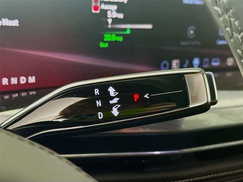 Used 2025 Cadillac Escalade ESV V AWD/4WD image 7