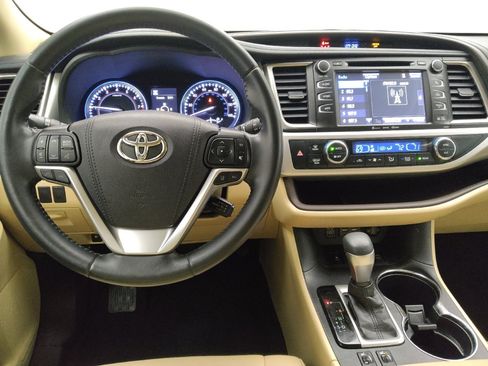 Used 2019 Toyota Highlander XLE image 22