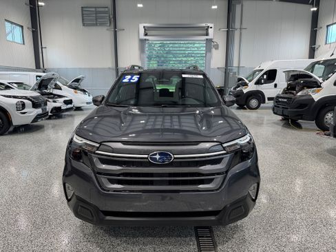 Used 2025 Subaru Forester Premium AWD/4WD image 2