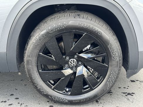 Used 2025 Volkswagen Atlas SE image 12