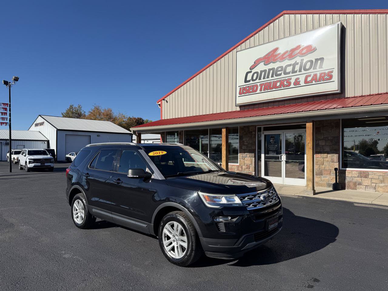 Used 2019 Ford Explorer XLT w/ Equipment Group 201A AWD/4WD image 2