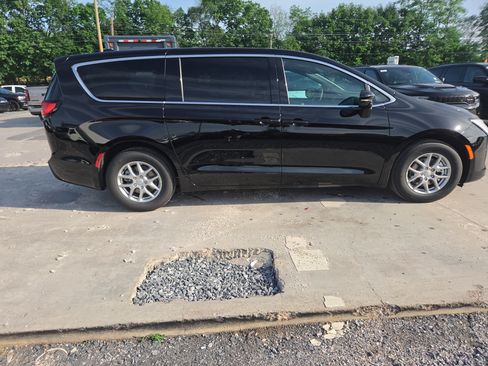 New 2027 Chrysler Pacifica Select FWD image 18