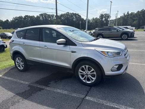 Used 2017 Ford Escape SE AWD/4WD image 2