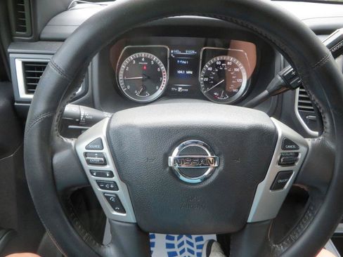 Used 2018 Nissan Titan SV w/ SV Convenience Package RWD image 13